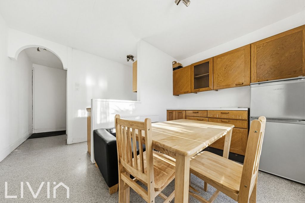 Property photo 3 of 8 Stella Road, 3, 2-7