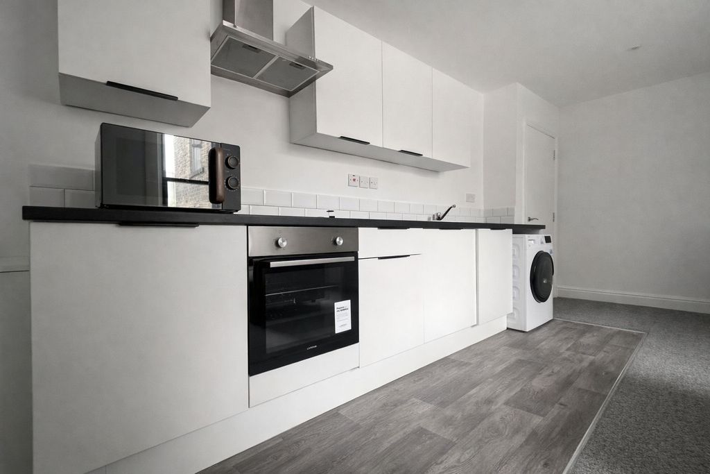 Property photo 3 of 6 Kitchen