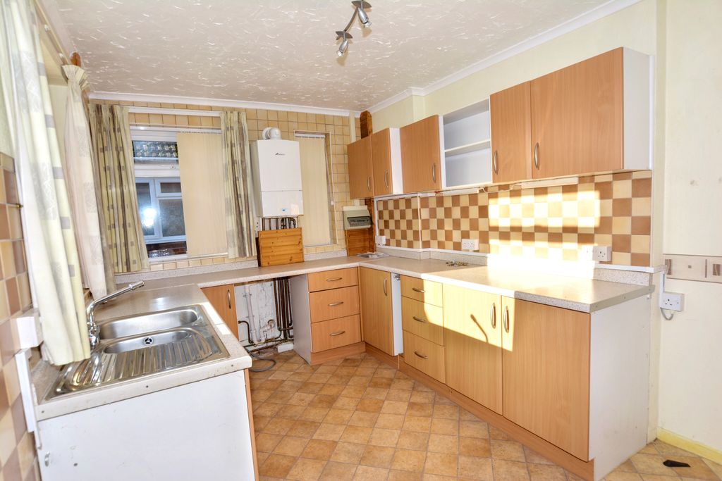 Property photo 2 of 14 Kitchen.