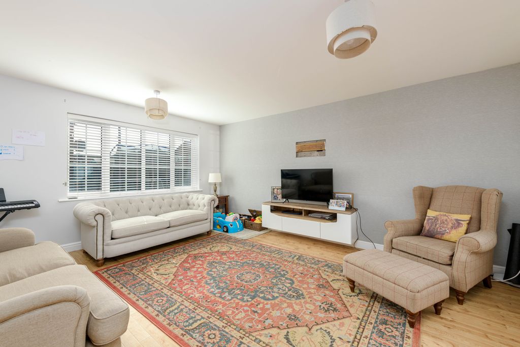 Property photo 2 of 27