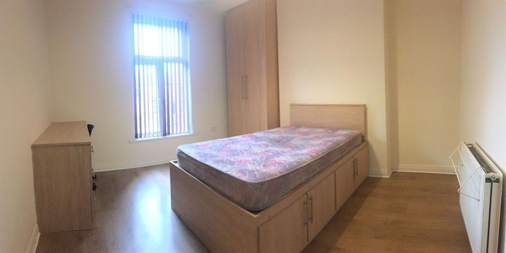 Property photo 2 of 15 Bright, Neatly Presented Double Bedroom With A Bui...
