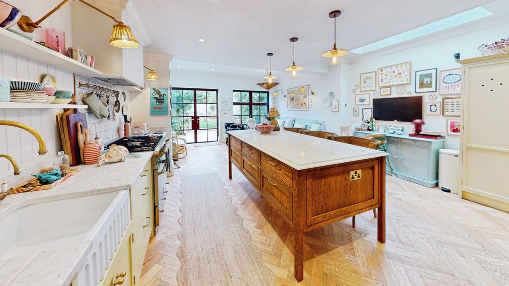 Property photo 2 of 26 A658E724-09112025_144143