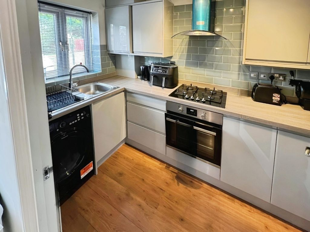 Property photo 2 of 10 Kitchen