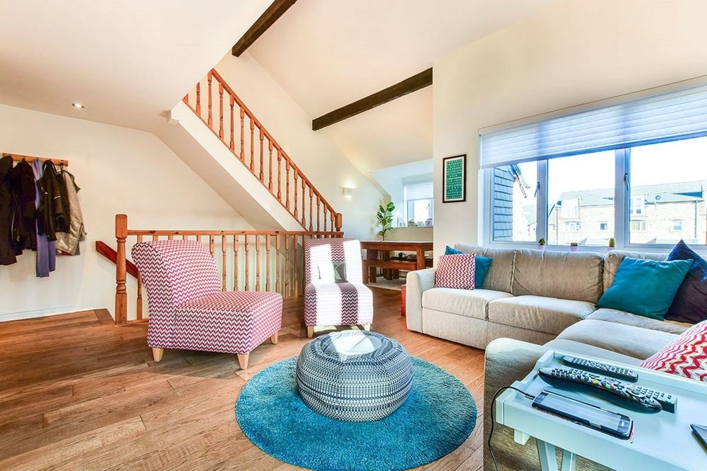 Property photo 2 of 11 Lounge