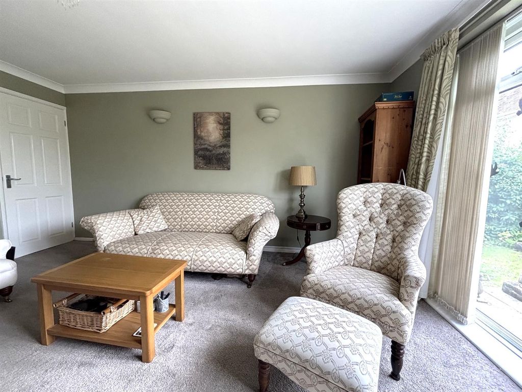 Property photo 3 of 18 4349 Loungeseating.Jpeg