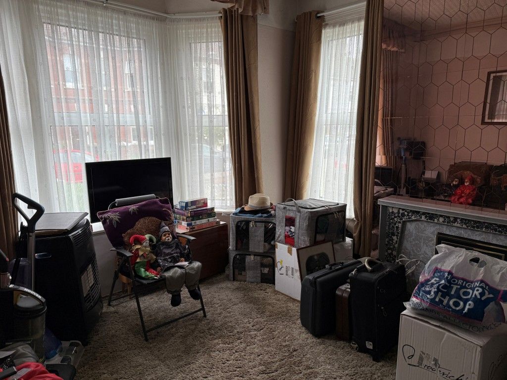 Property photo 2 of 11 Ground Floor Flat Living Room With Bay Window