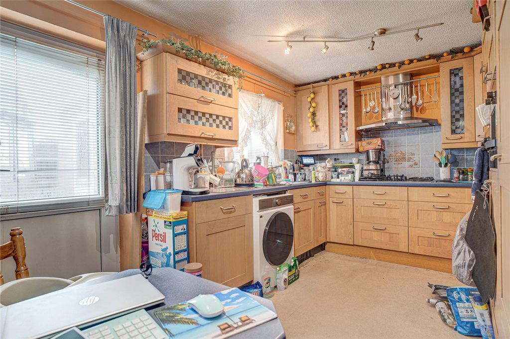 Property photo 2 of 6 Kitchen