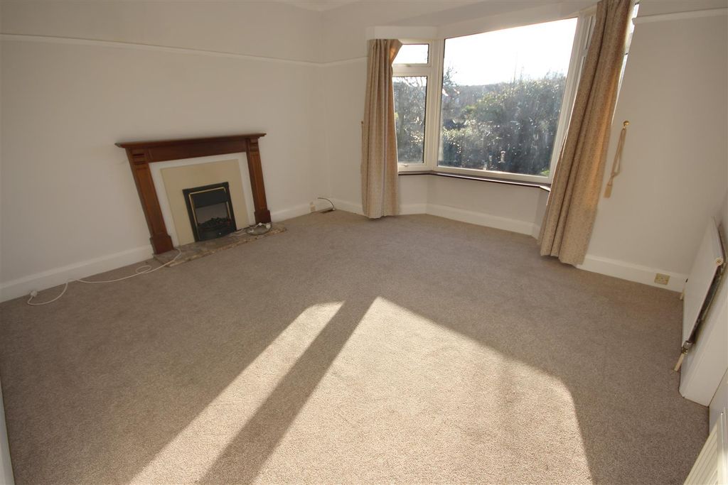 Property photo 3 of 13 Lounge