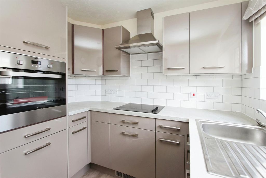 Property photo 2 of 9 Kitchen