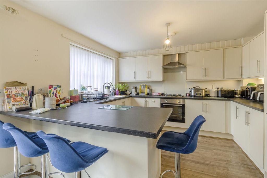 Property photo 3 of 18 8668943-Interior13.Jpg