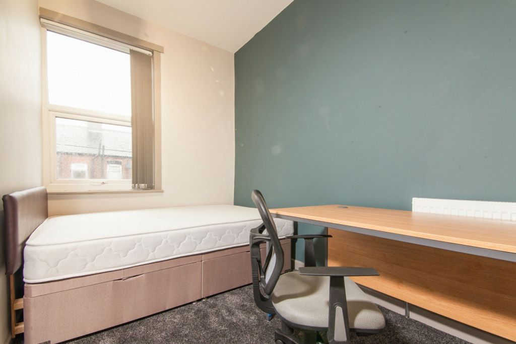 Property photo 3 of 6 This Inviting Double Bedroom Features A Comfortabl...