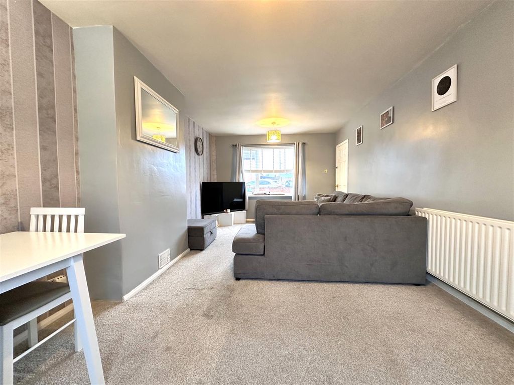 Property photo 2 of 18 Generous Lounge/Diner 045
