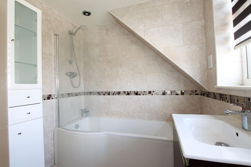 Property photo 3 of 18 Bathroom