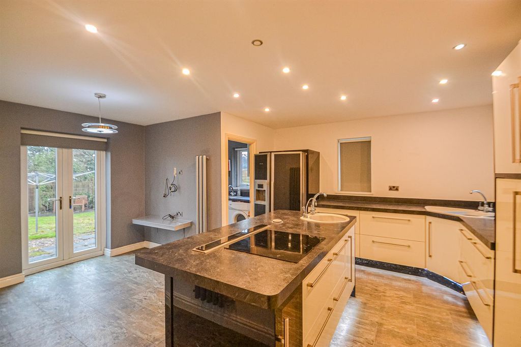 Property photo 2 of 20 Dining Kitchen & Sitting Area