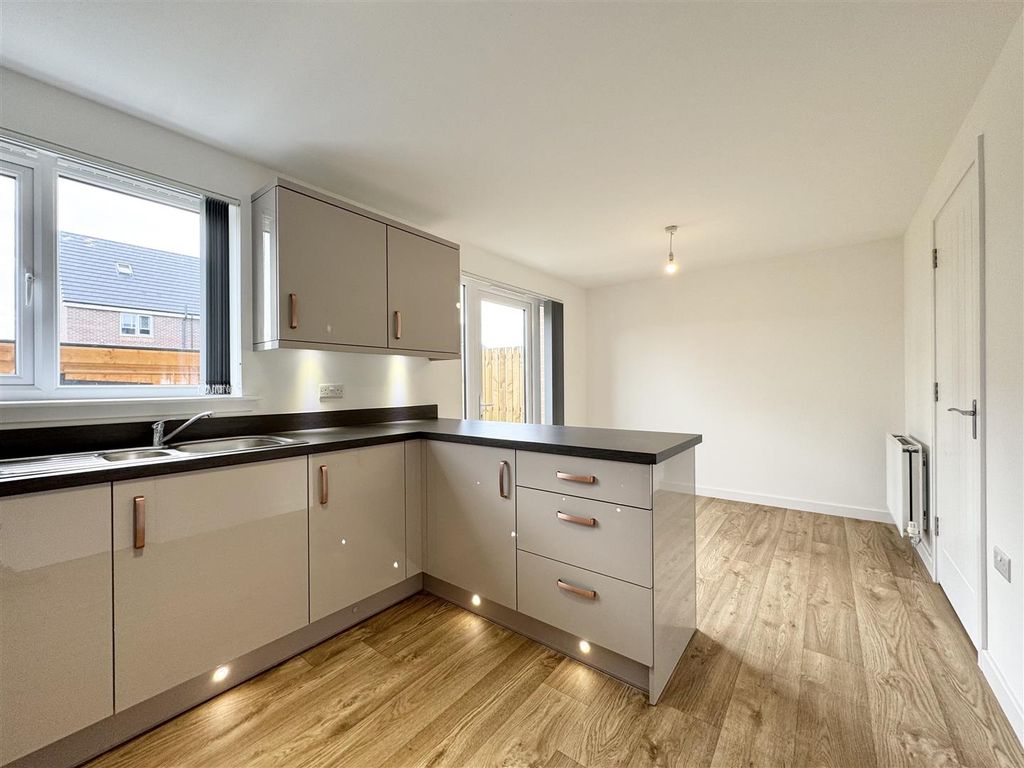 Property photo 3 of 16 Kitchen/Dining