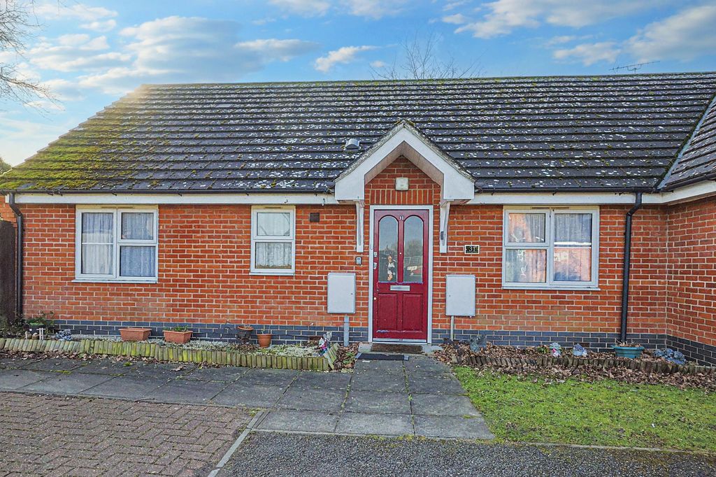 Property photo 1 of 12 31 Heather Close, Colchester, Essex, Co2 0Eq