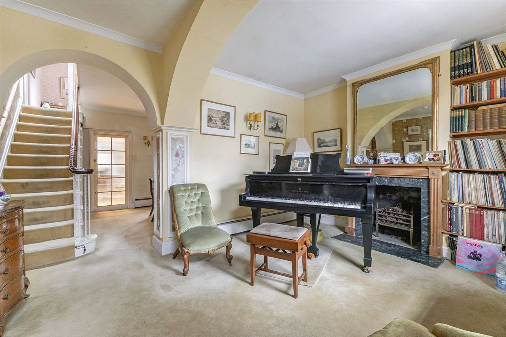 Property photo 3 of 14 Spacious Hallway