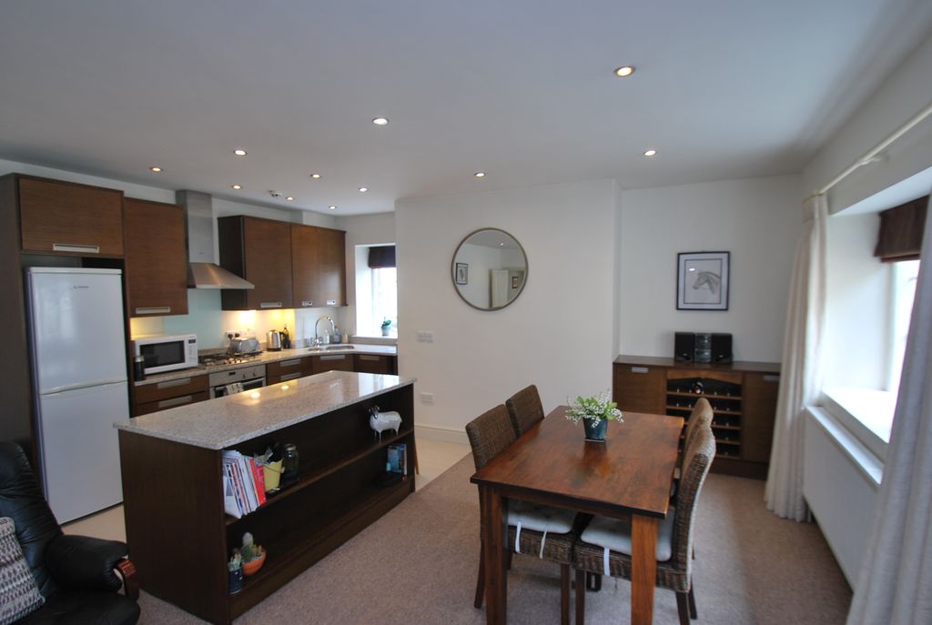 Property photo 3 of 11 Kitchen