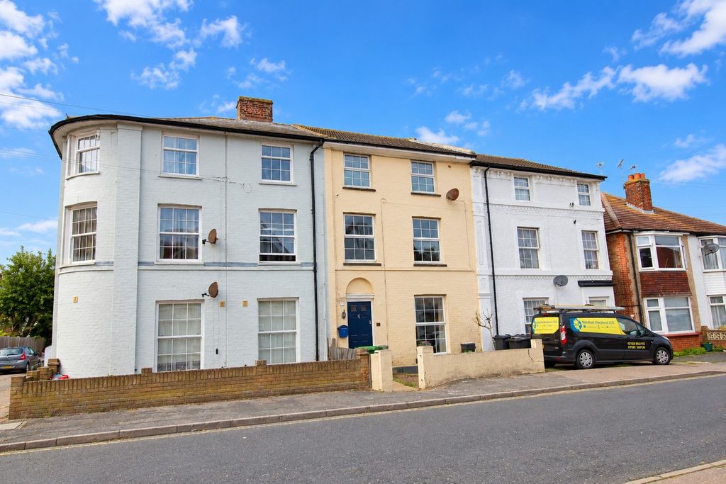 Property photo 1 of 17 Saville Street, Walton On The Naze