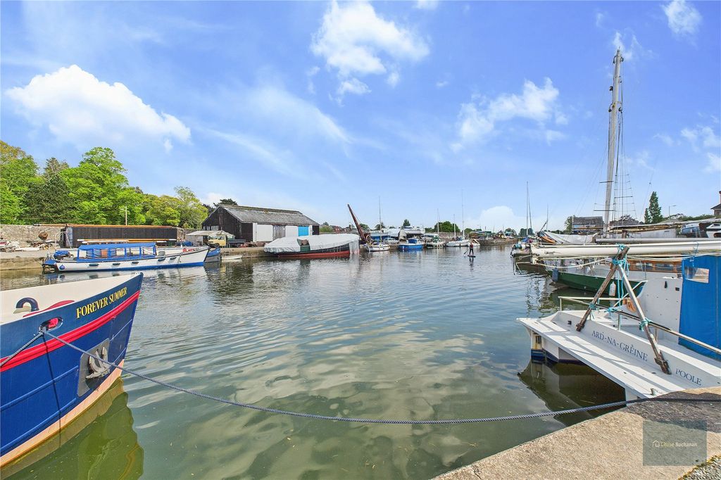 Property photo 2 of 11 Nearby Quay