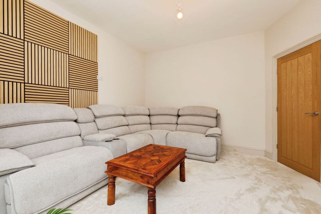 Property photo 3 of 27 Pbox-Img.Jpg