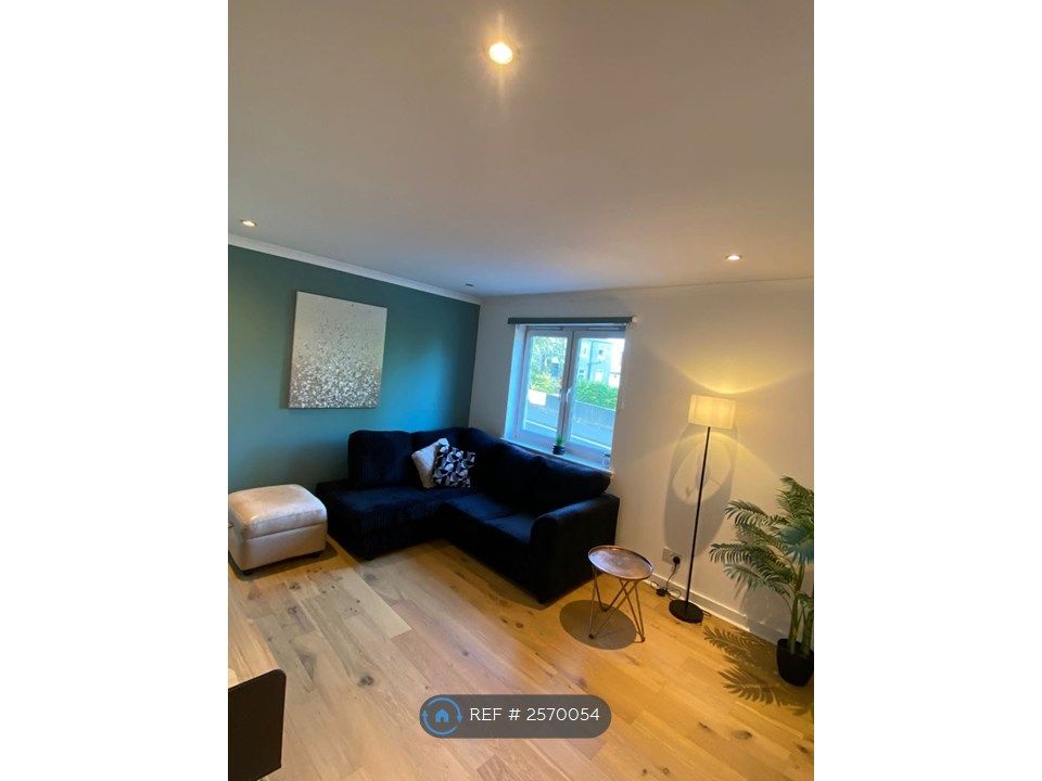 Property photo 3 of 14 Livingroom