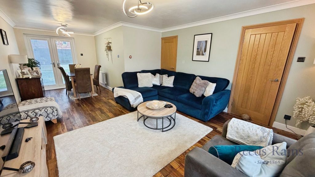 Property photo 3 of 22 Lounge