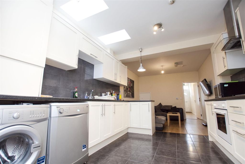 Property photo 2 of 12 Approach