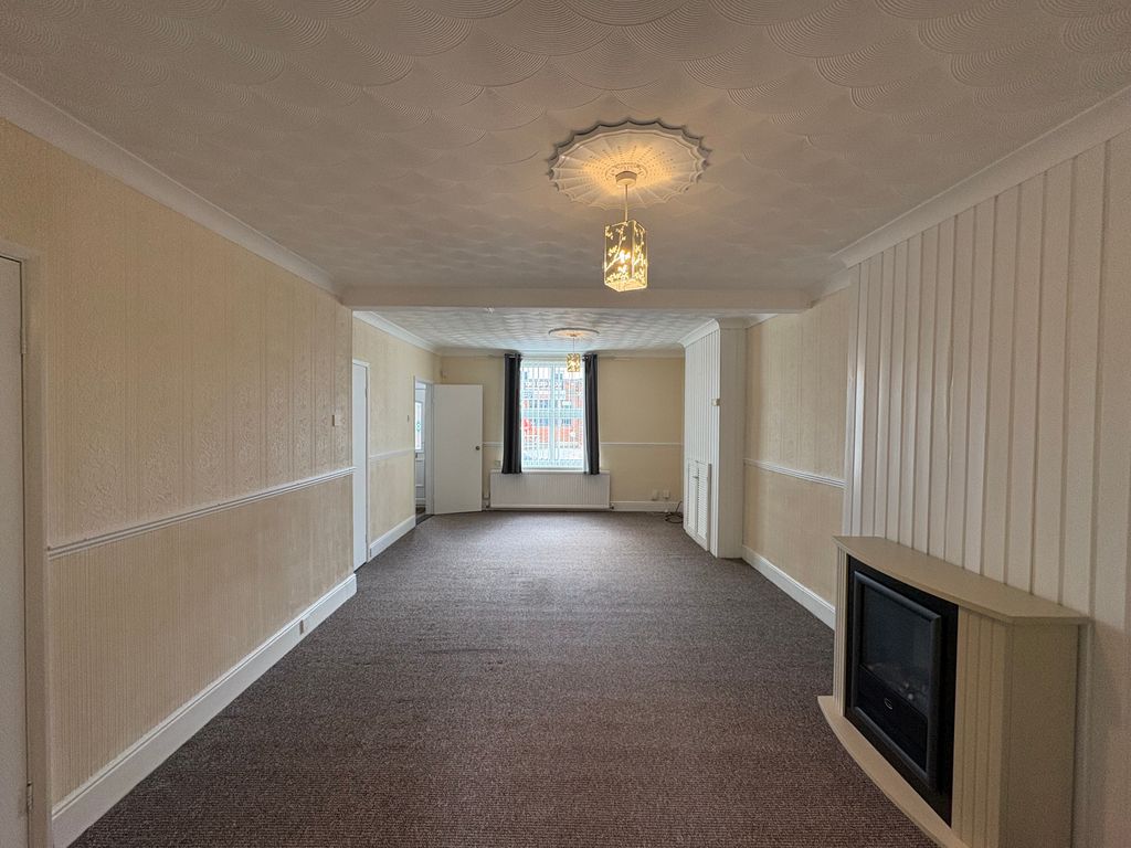 Property photo 3 of 13 Lounge