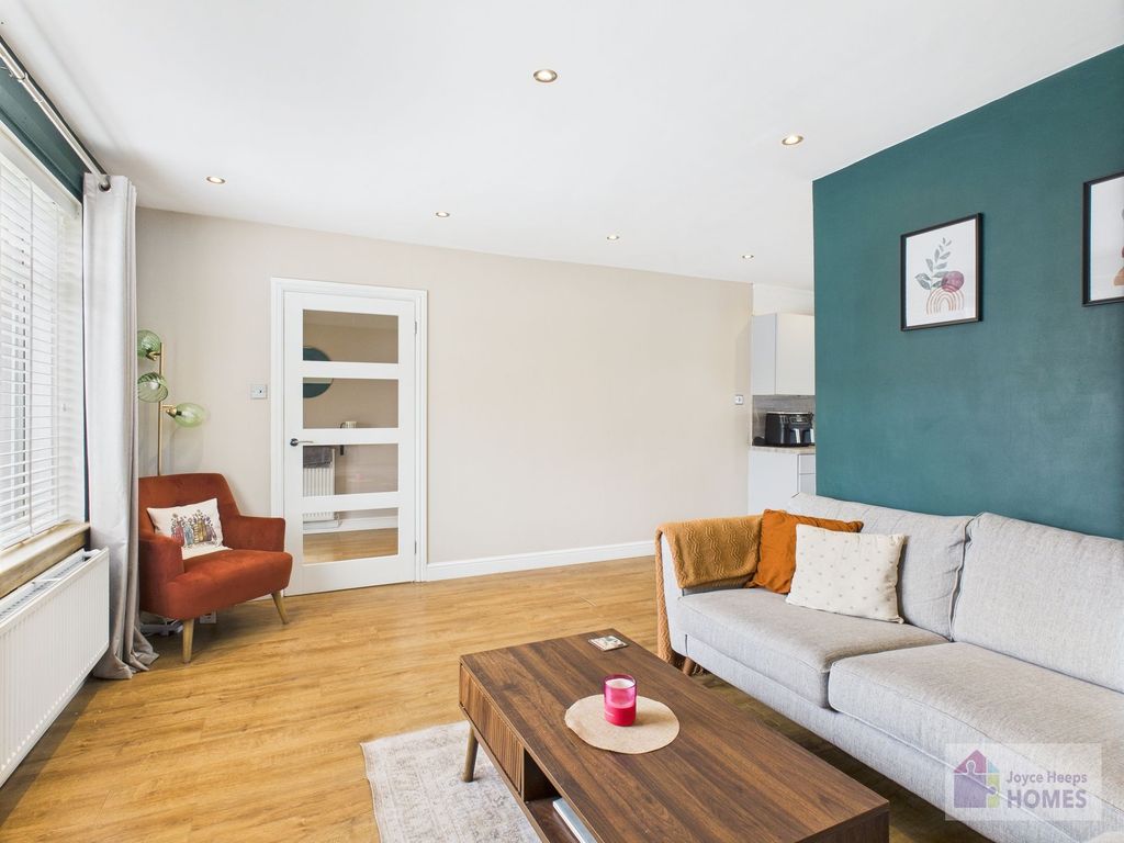 Property photo 3 of 17 Lounge