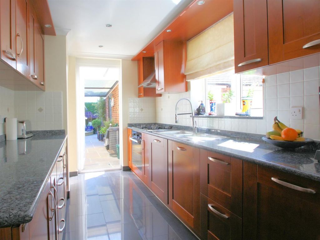 Property photo 3 of 8 Kitchen