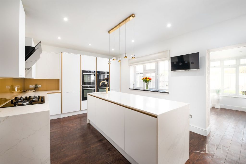 Property photo 3 of 23