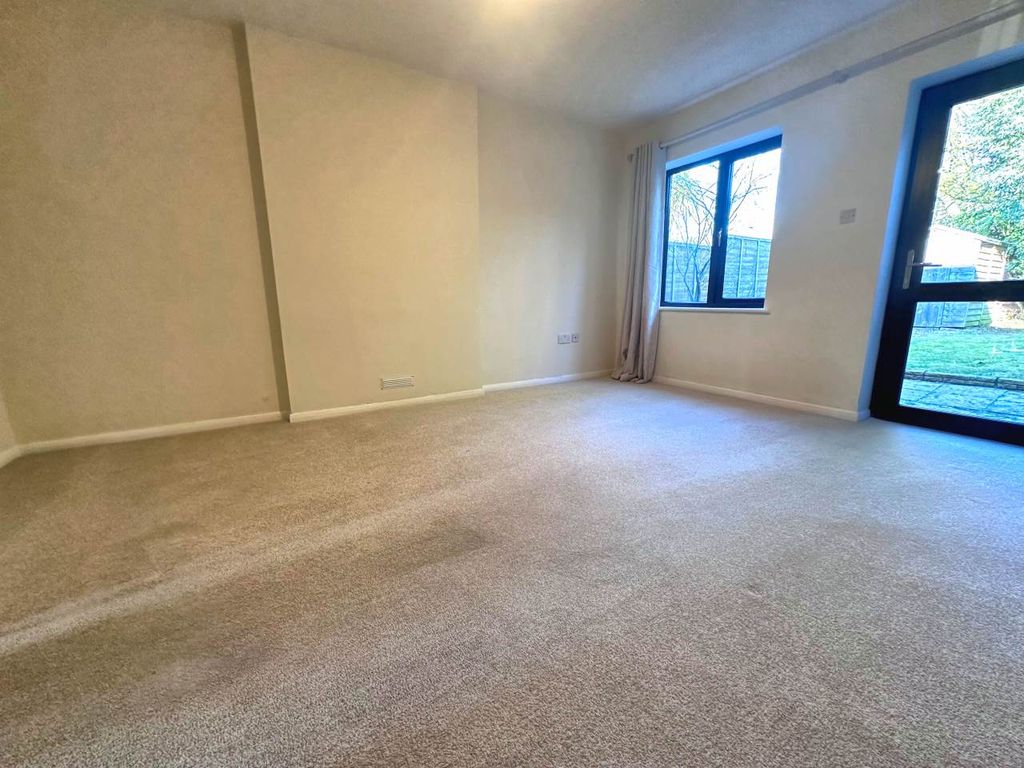 Property photo 2 of 14 Lounge 2