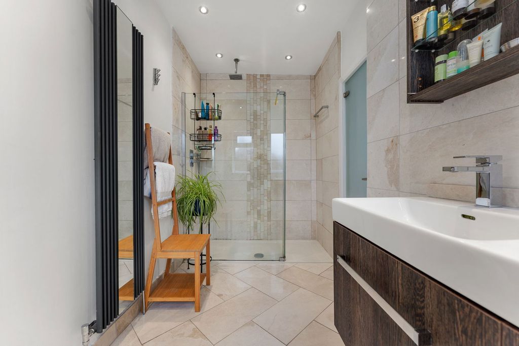 Property photo 3 of 27