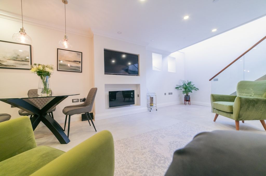 Property photo 1 of 24 Award-Winning Media Team On Every Listing_5