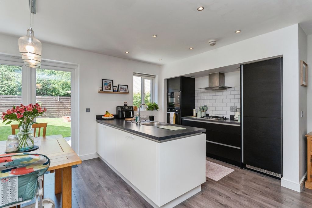 Property photo 3 of 35 Pbox-Img.Jpg