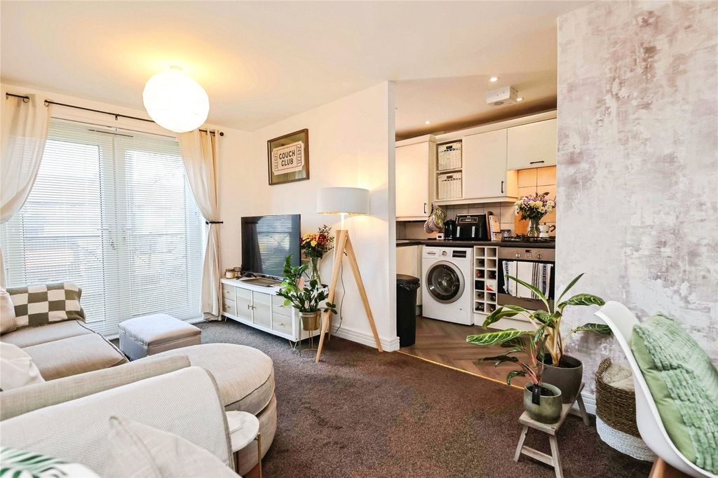 Property photo 2 of 23 Lounge