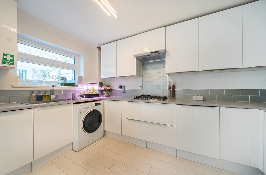 3 bed detached house for saleSilver Spring Close, Erith, Kent DA8 photo 5