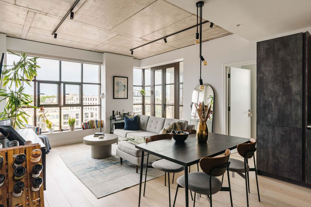 Property photo 1 of 17 Empress Apartments E2