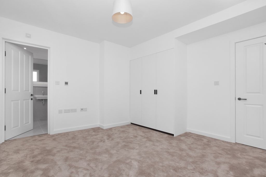 Property photo 3 of 10 Bedroom (1)