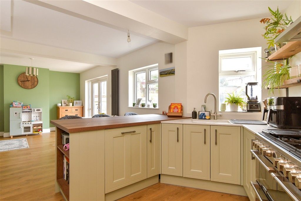 Property photo 3 of 12 Kitchen