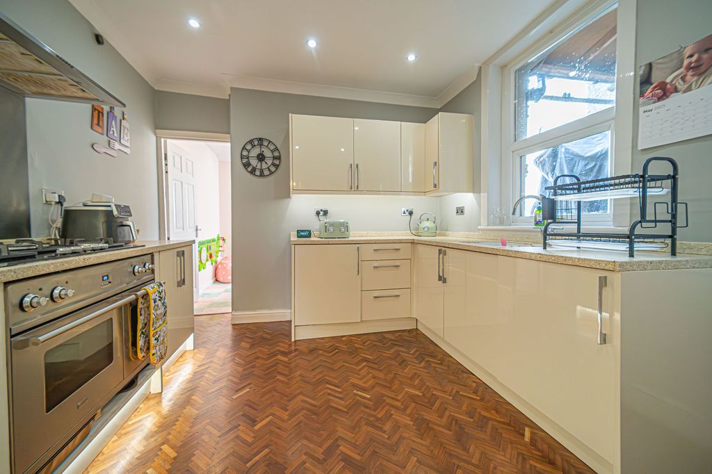 Property photo 3 of 36