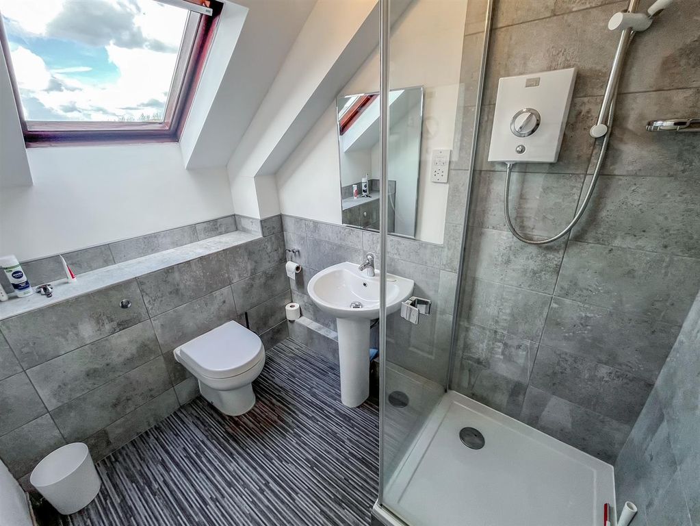 Property photo 3 of 20 En Suite