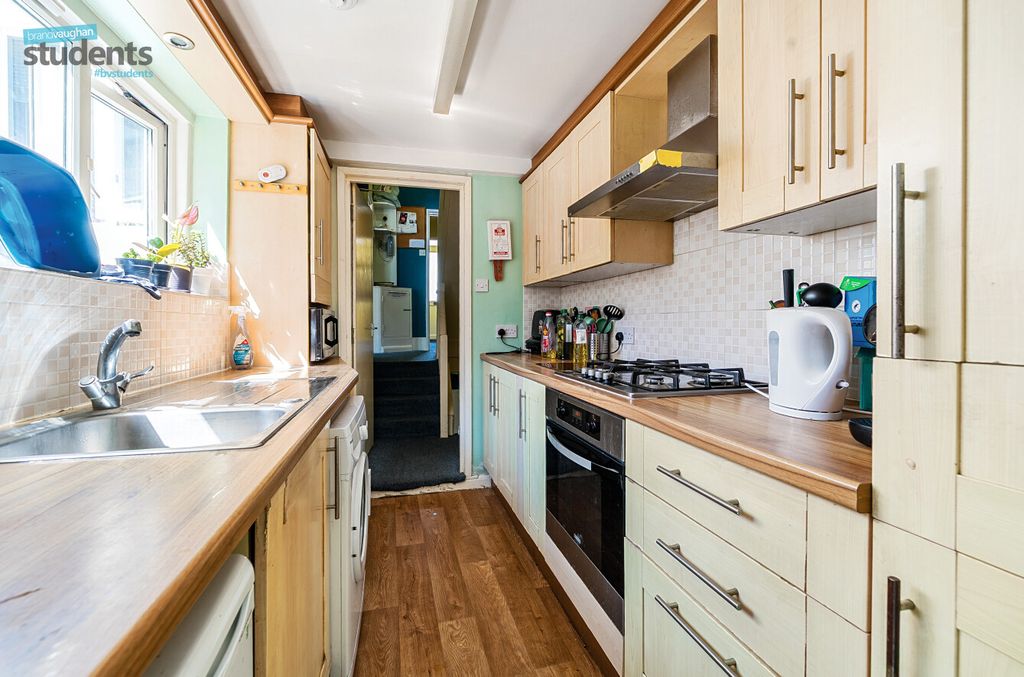 Property photo 3 of 9 Kitchen