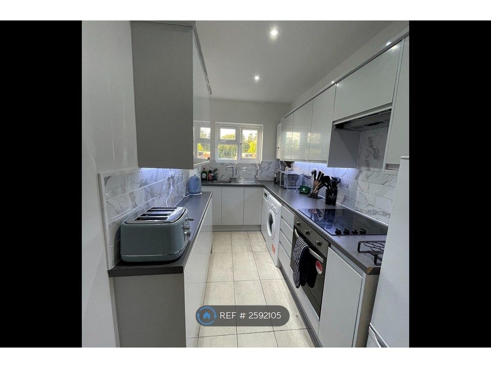 Property photo 2 of 24 Full Fitted Kitchen
