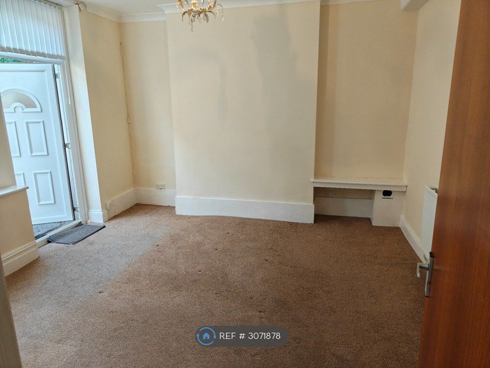 Property photo 2 of 6 Bedroom Side Door