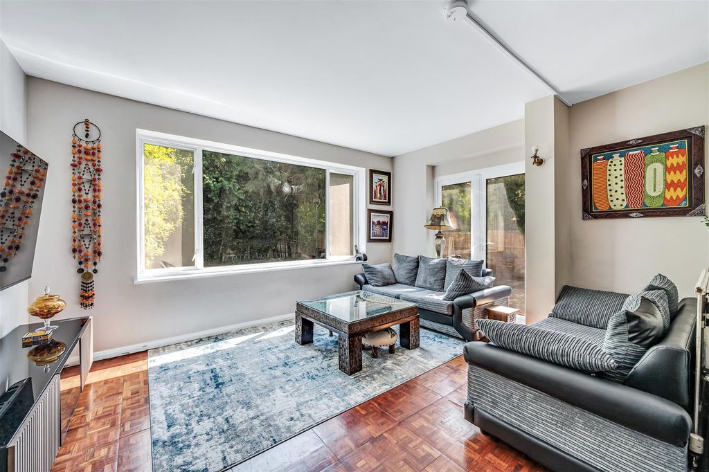 Property photo 3 of 19 2 Evelyn Grove-4.Jpg