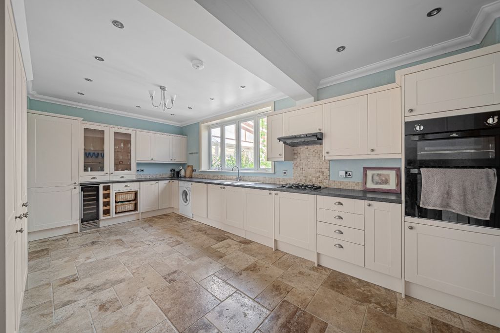 Property photo 2 of 28 4928962