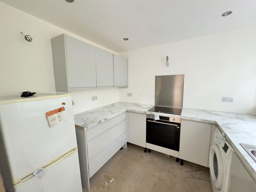 Property photo 3 of 17 Kitchen