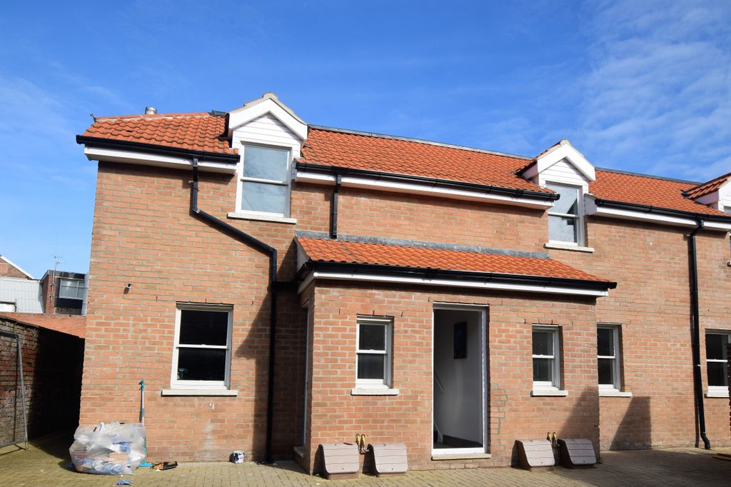 Property photo 3 of 9 Photo 01